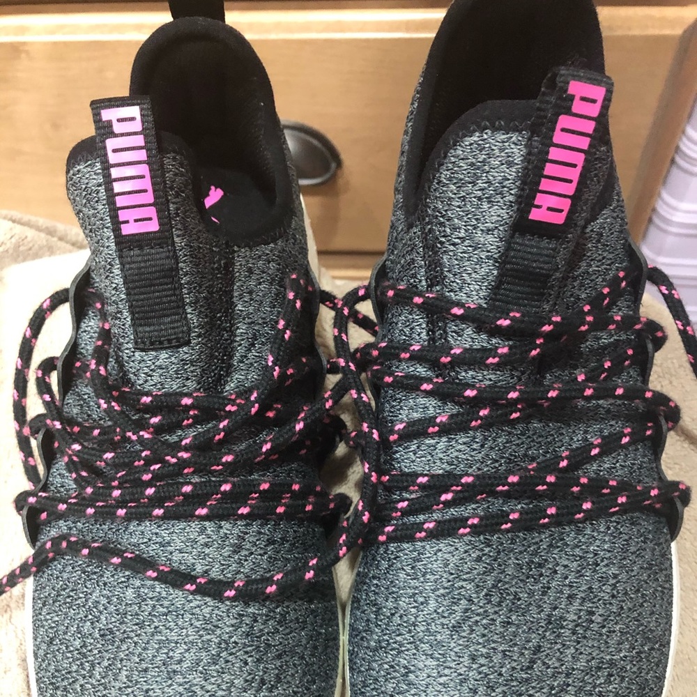 Tennis shoes
